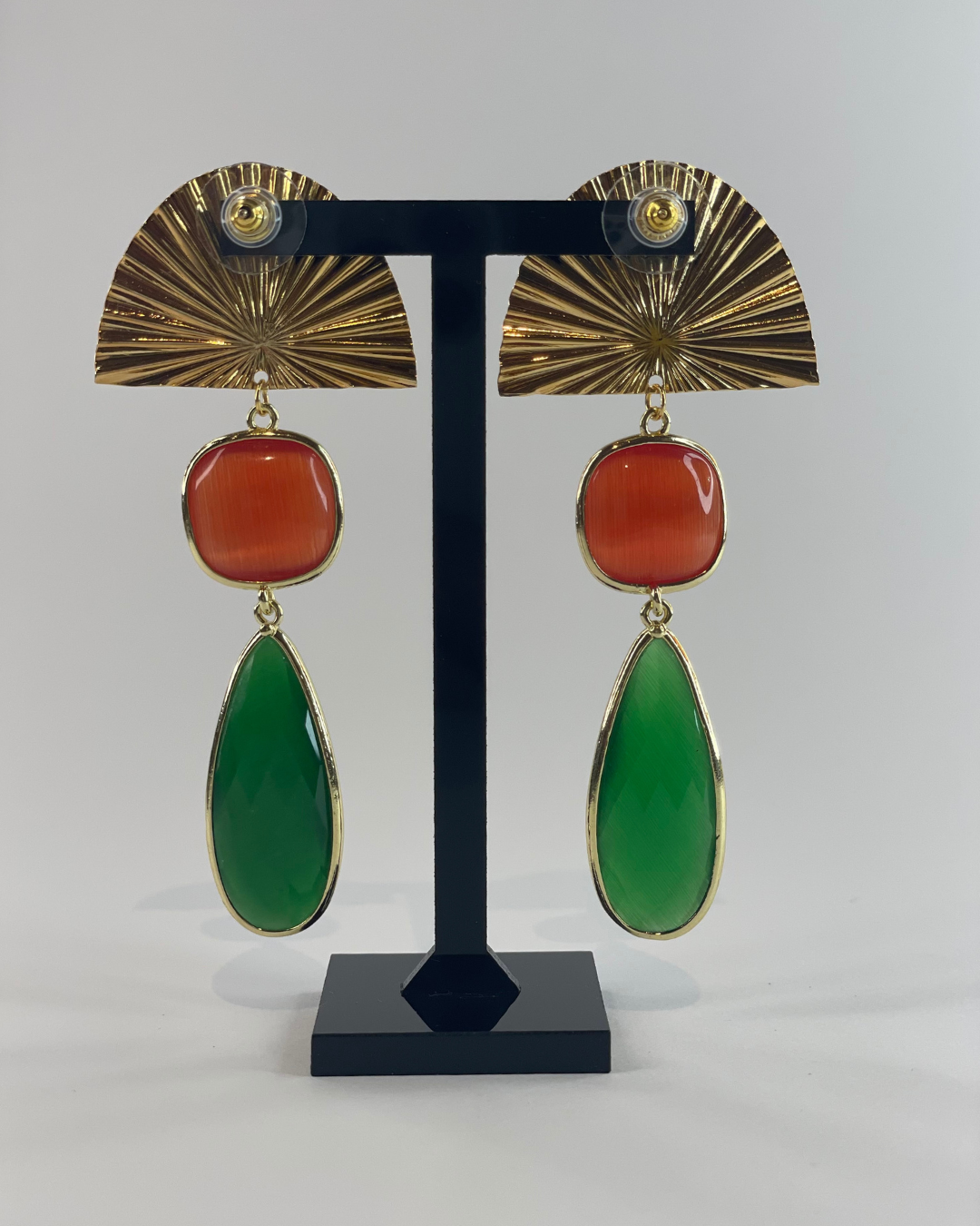 Vista desde atrás. Pendiente Bailar de Luz sobre un soporte. 