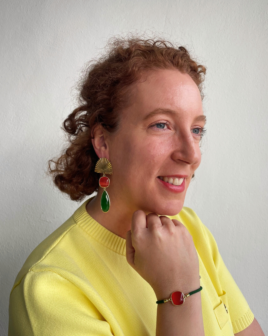 Lina lleva los pendientes Bailar de Luz y la pulsera a juego Esplendor.