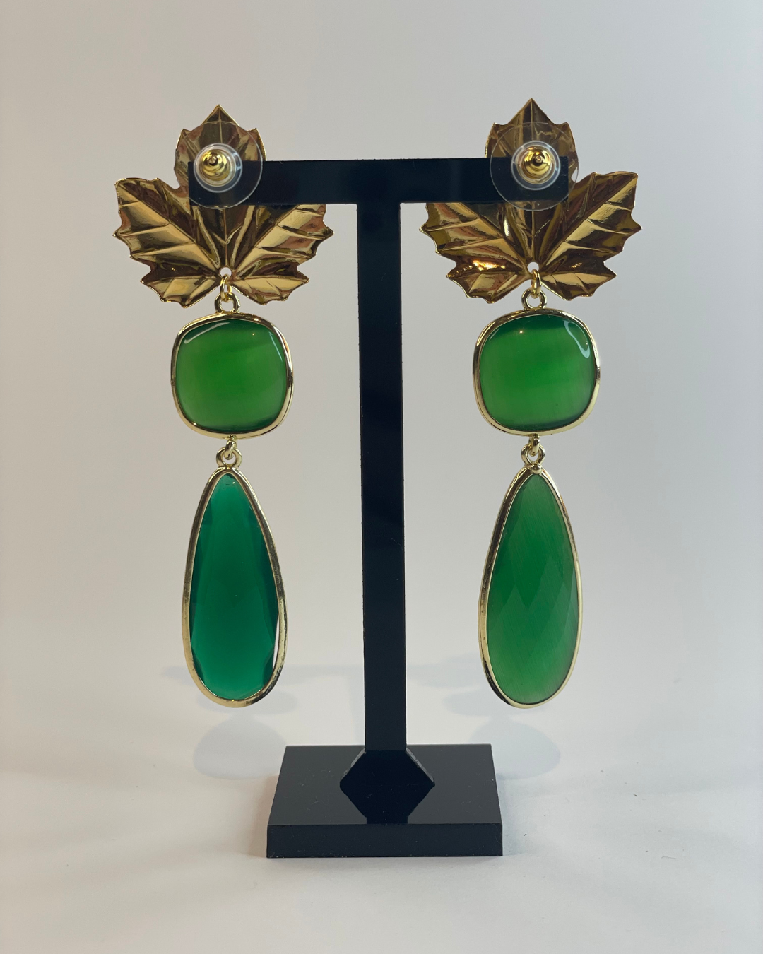 Vista desde atrás. Pendiente Brillo Otonal sobre un soporte. 