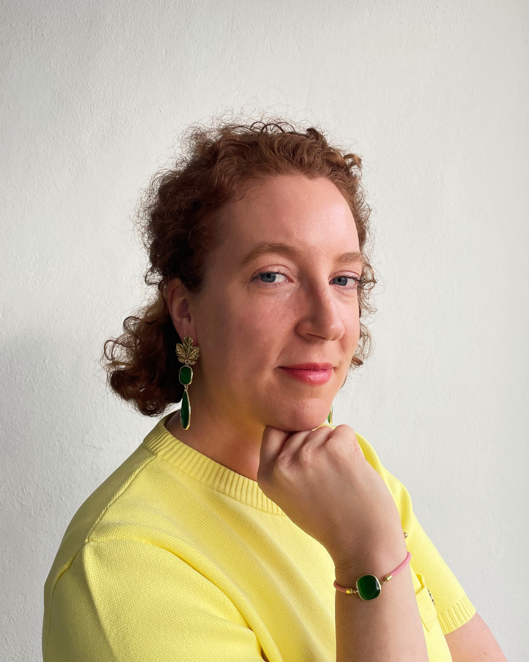 Lina lleva los pendientes Brillo Otonal y la pulsera a juego Esplendor.