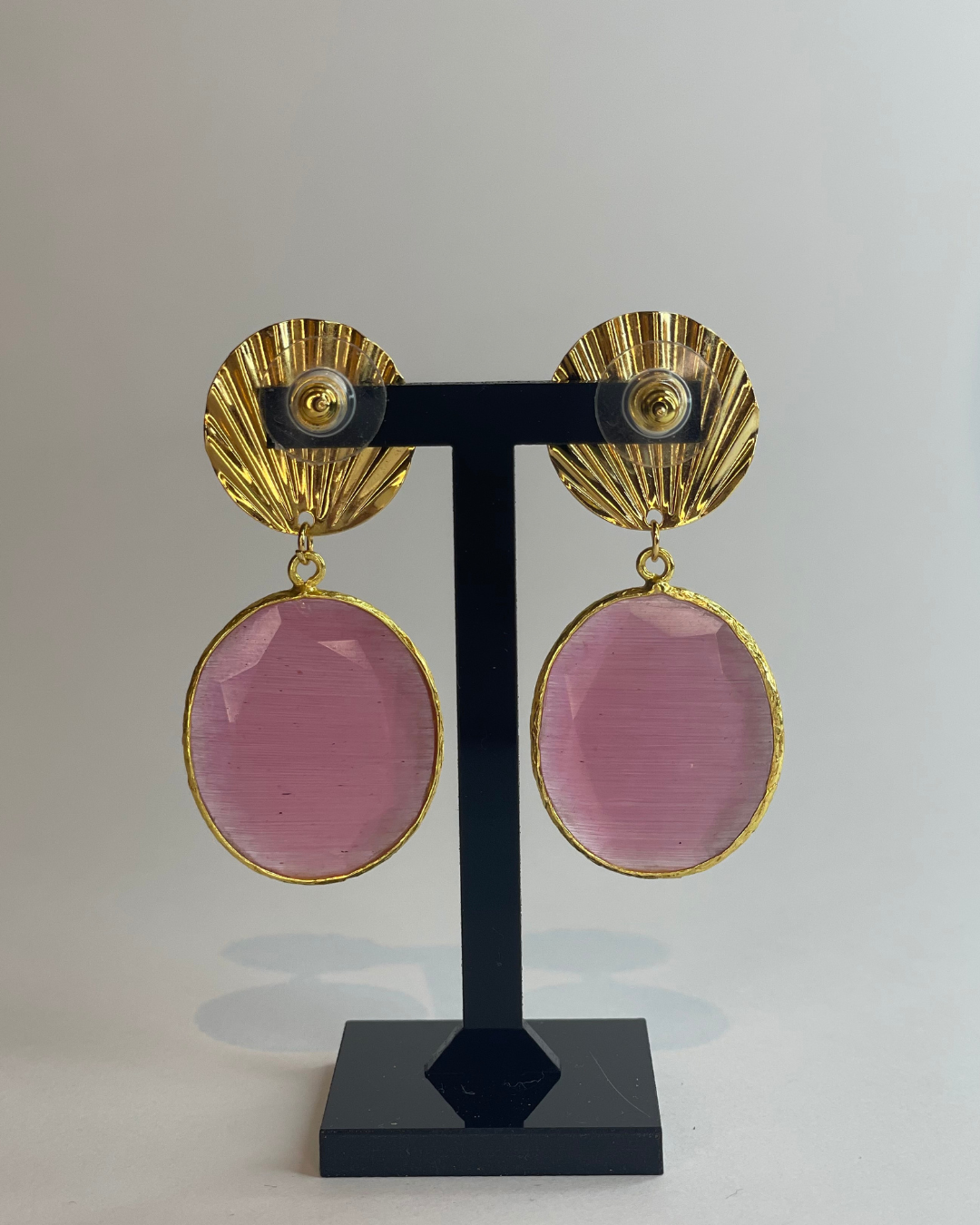 Vista desde atrás. Pendiente Concha sobre un soporte. 