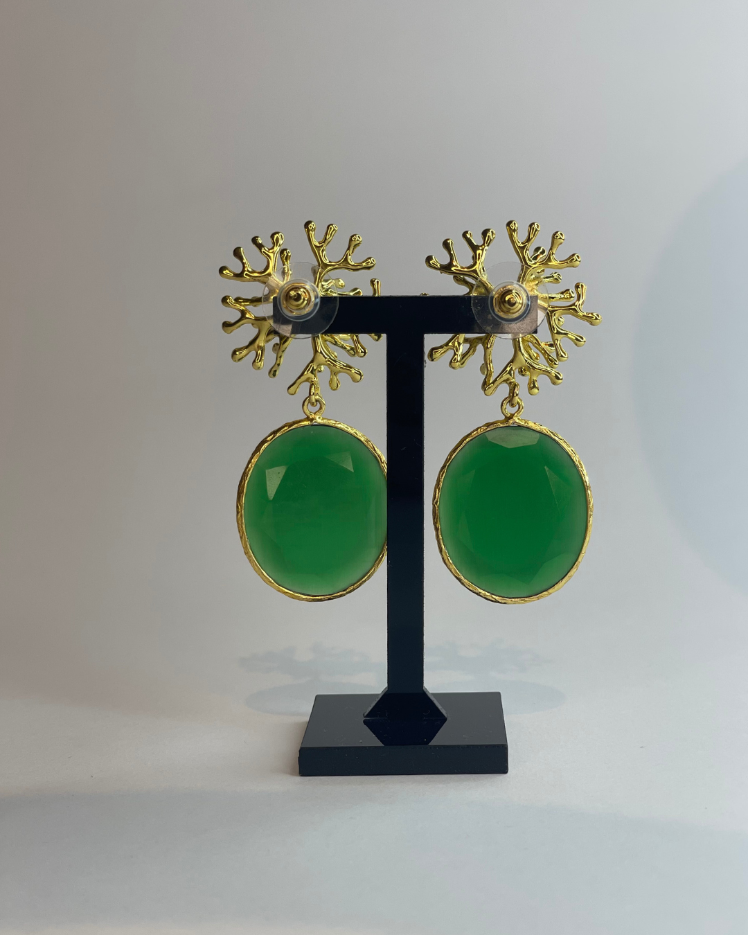 Vista desde atrás. Pendiente Coralina sobre un soporte. 