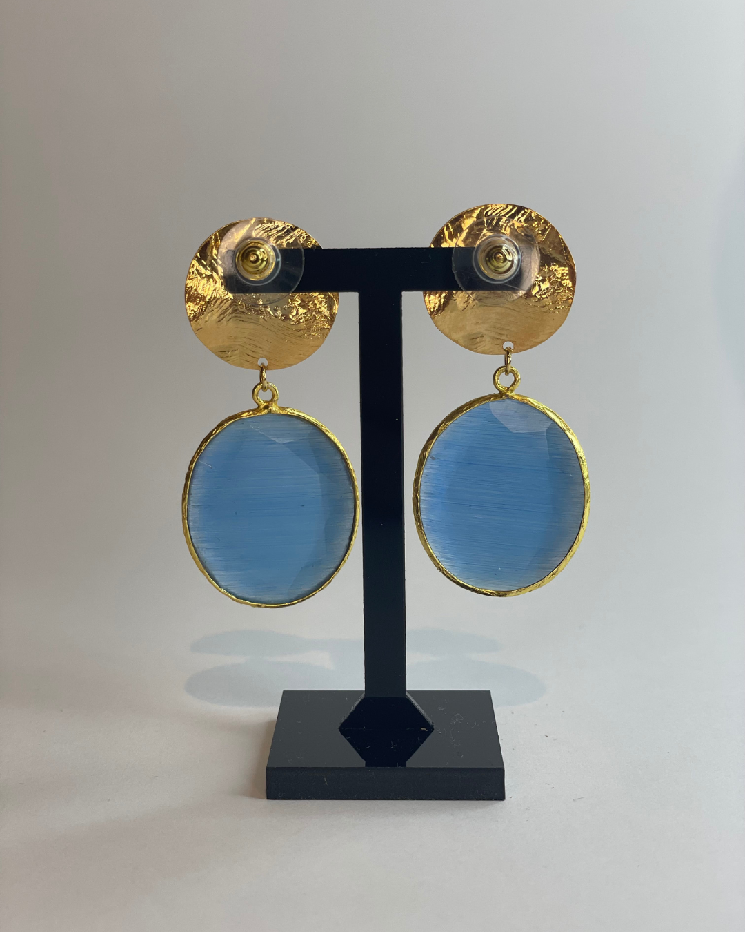 Vista desde atrás. Pendiente Espejo de Cielo a sobre un soporte. 