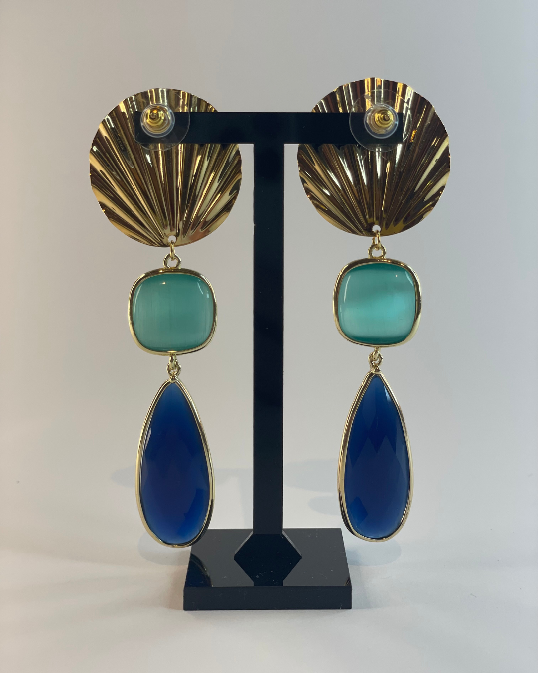 Vista desde atrás. Pendiente Tesoro Marina sobre un soporte. 