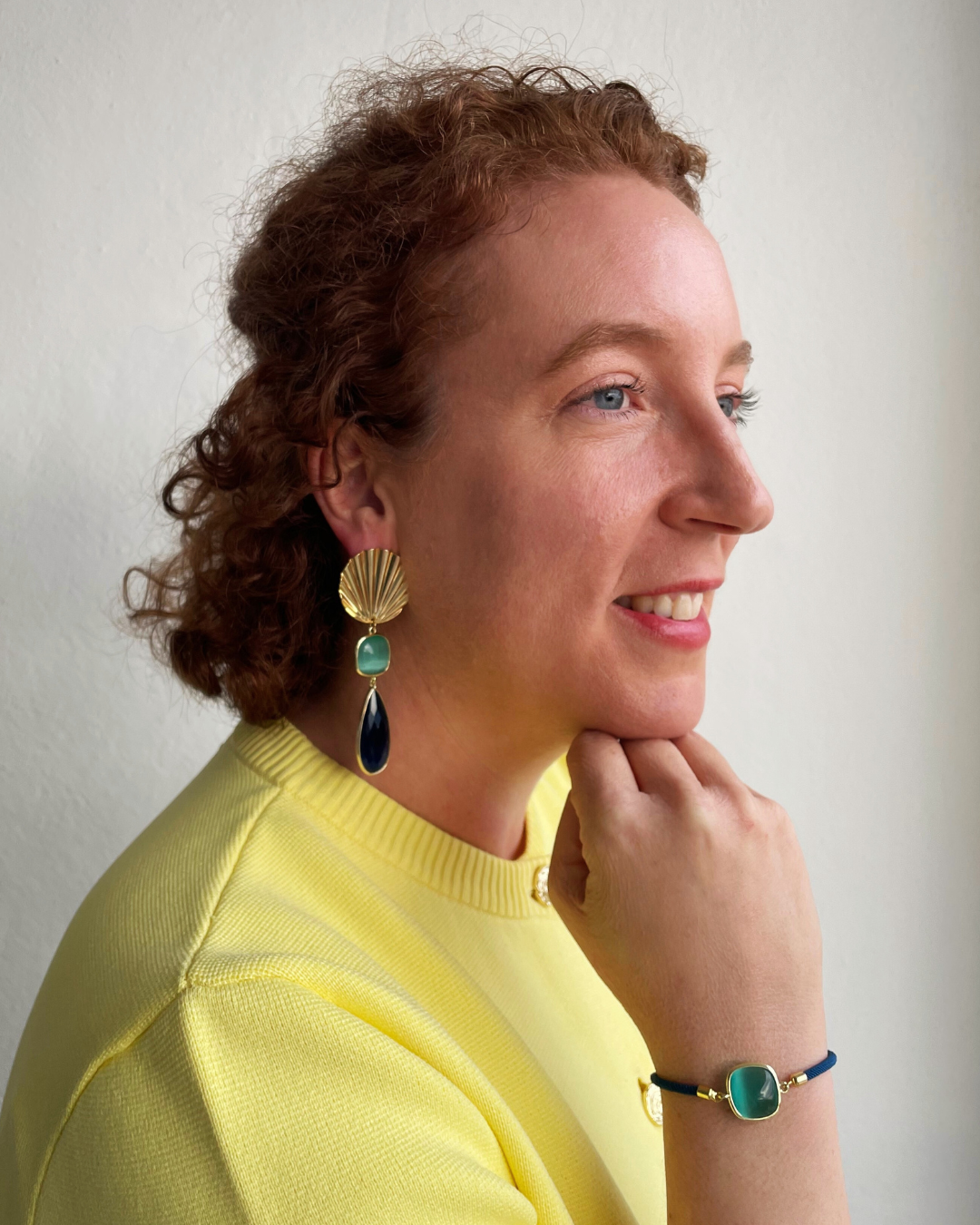 Lina lleva los pendientes Tesoro  Marina y la pulsera a juego Esplendor.